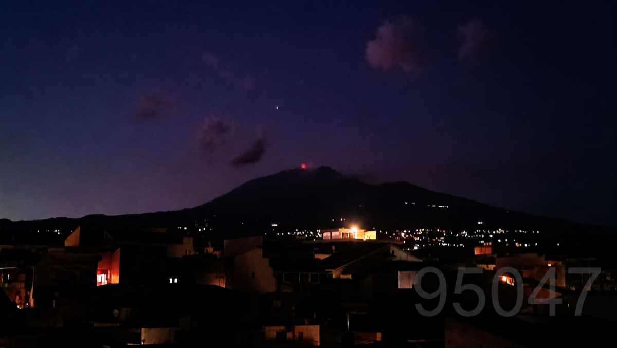 Etna, tremore vulcanico in aumento: bagliore visibile anche da Paternò - GRAZIE PER LA FOTO A PIERO 