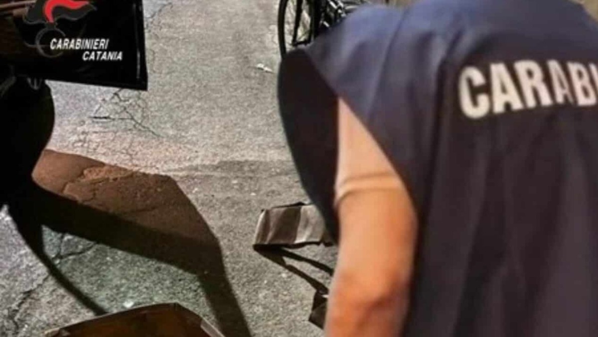 Catania, spariscono 10 metri di rame dalla facciata: le telecamere incastrano un 35enne - 