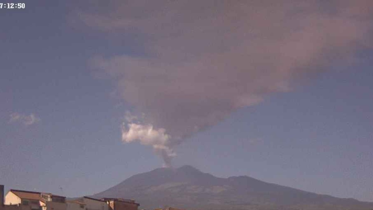 ETNA, BRANCA DELL’INGV: “LA VORAGINE SI È ACCESA, DIVERSE BOCCHE ATTIVE E CENERE VERSO CATANIA” - 