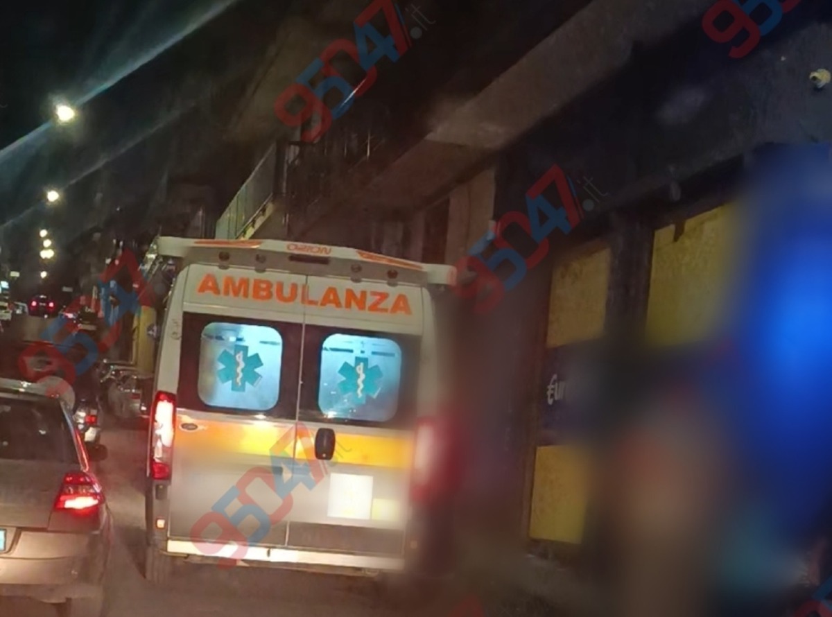 🔴 ULTIM'ORA – Paternò, schianto tra due scooter: uno finisce contro un muro, interviene il 118 - 