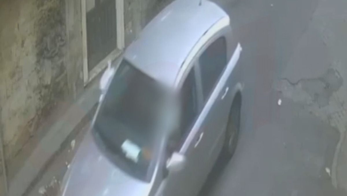 VERGOGNA A Paternò: ripreso mentre getta un sacchetto dall'auto. Il video fa indignare i cittadini - 