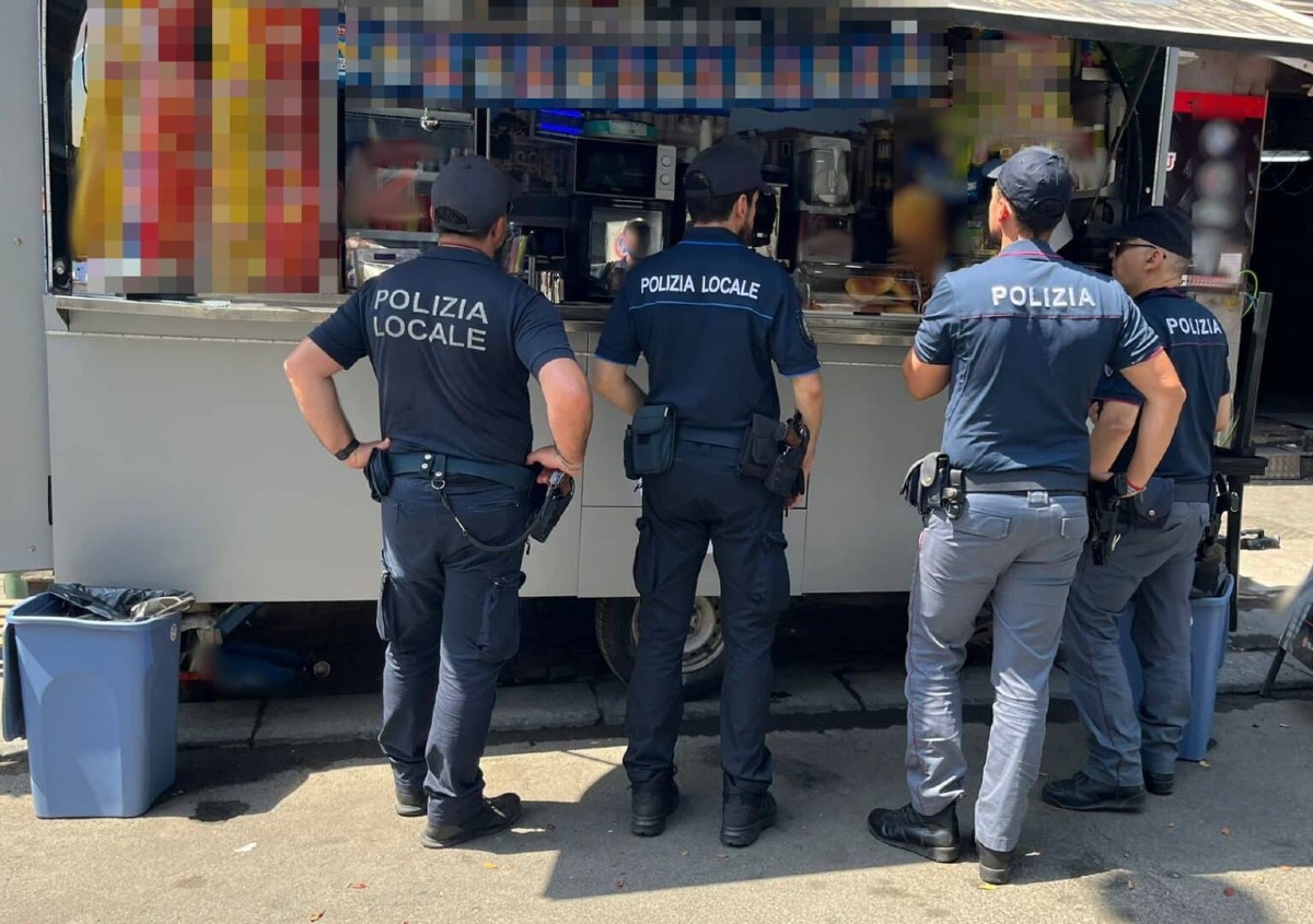 Catania, blitz nel centro storico: chiosco con fili volanti, ambulanti in fuga e oltre 7mila euro di multe - 