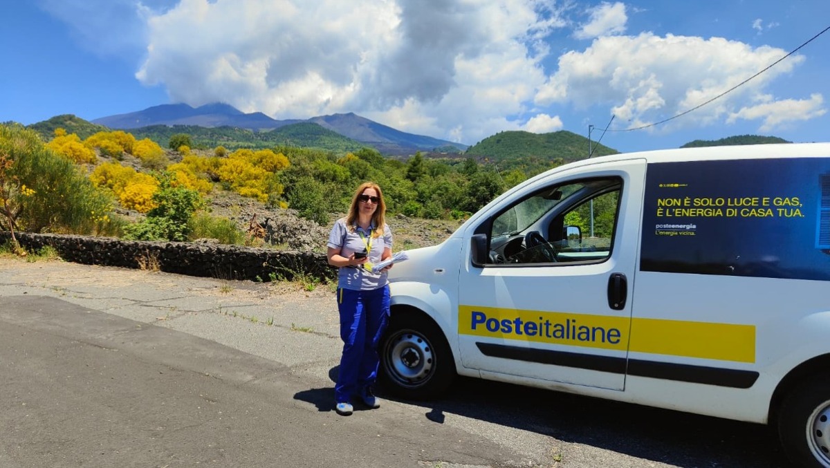 Ragalna, la posta non si ferma sotto l’Etna: Roberta consegna fino a oltre 1.500 metri - 