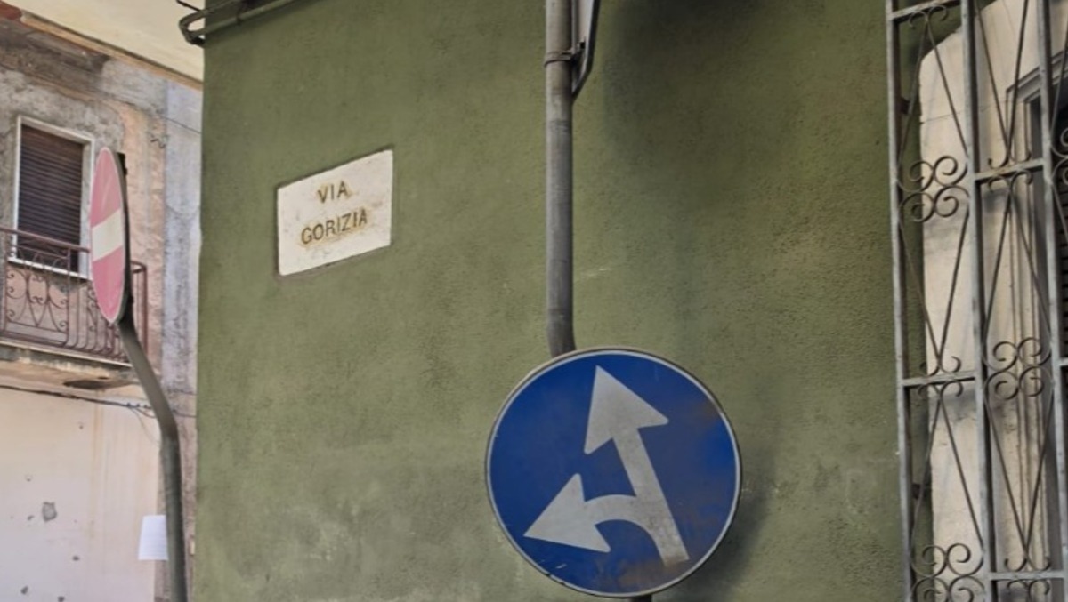 Paternò, due cartelli girati in via Gorizia: la curiosa segnalazione - 