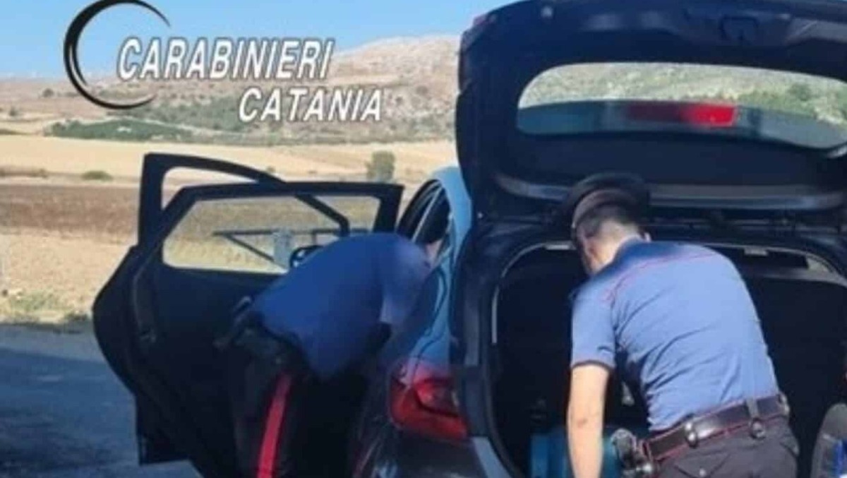 “Sto andando a uccidere la mia ex”: 45enne fermato dai Carabinieri, aveva una lama nascosta nel telefono - 
