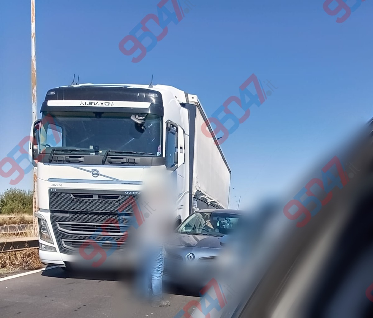 Incidente sulla Circonvallazione di Catania: traffico in tilt in direzione Garibaldi, nessun ferito - 