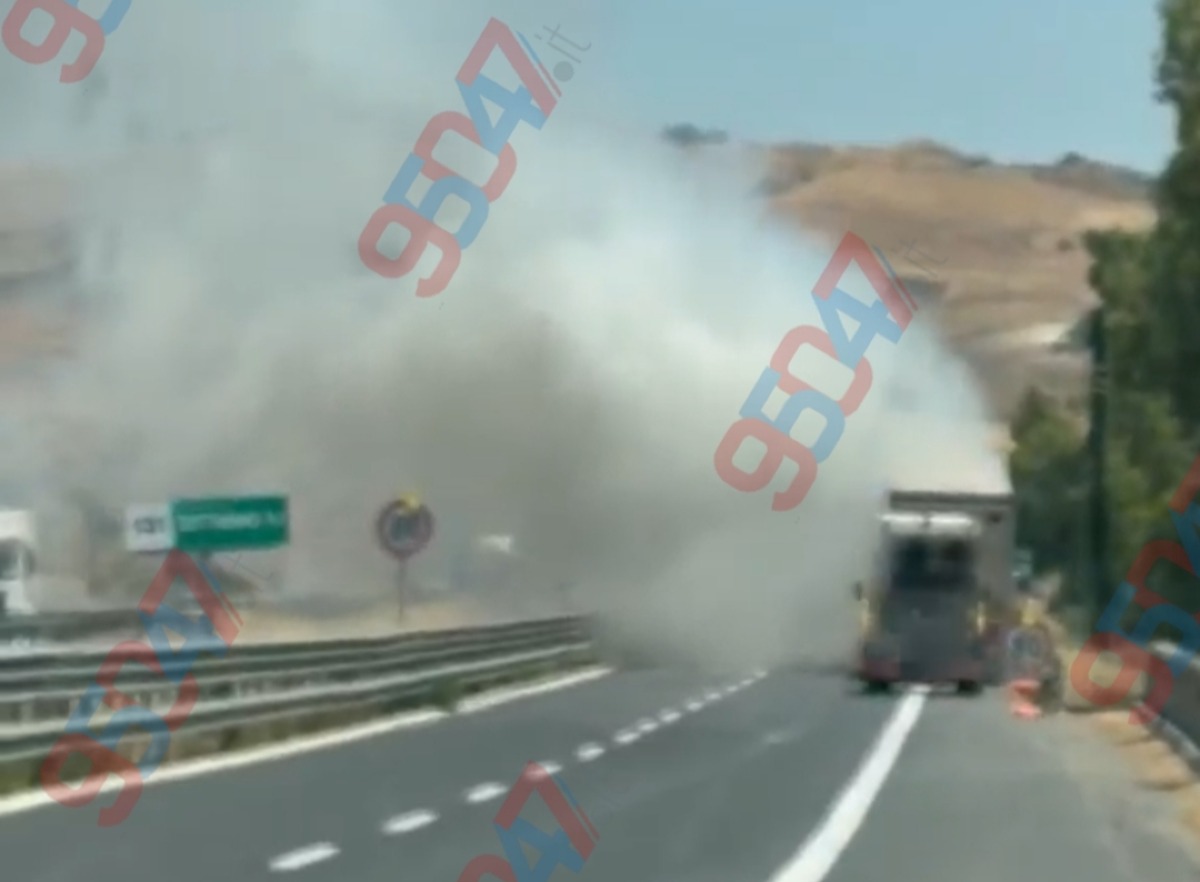 🔴🔴 ULTIM'ORA. Camion in fiamme sull'A19: traffico rallentato in direzione Catania - 