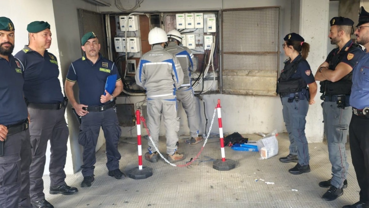 Librino, tre palazzi con la luce rubata: maxi blitz, scoperti 35 allacci abusivi - 