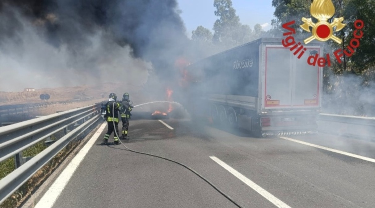 AGGIORNAMENTO A19, autotreno carico di grano in fiamme: chiusa la carreggiata verso Catania - 