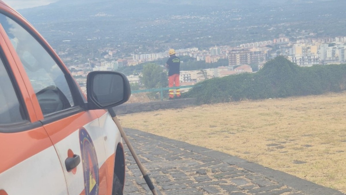 Paternò, incendio sulla Collina Storica: intervento di ANPAS e Vigili del Fuoco in corso - 
