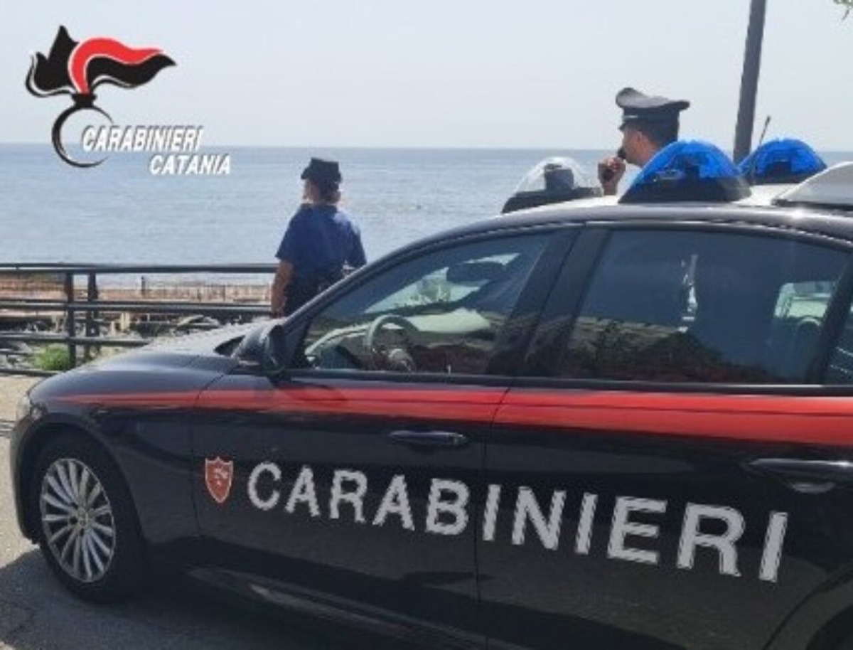 Aci Castello, 46enne di Misterbianco tenta di gettarsi nel vuoto: salvato dai Carabinieri - 
