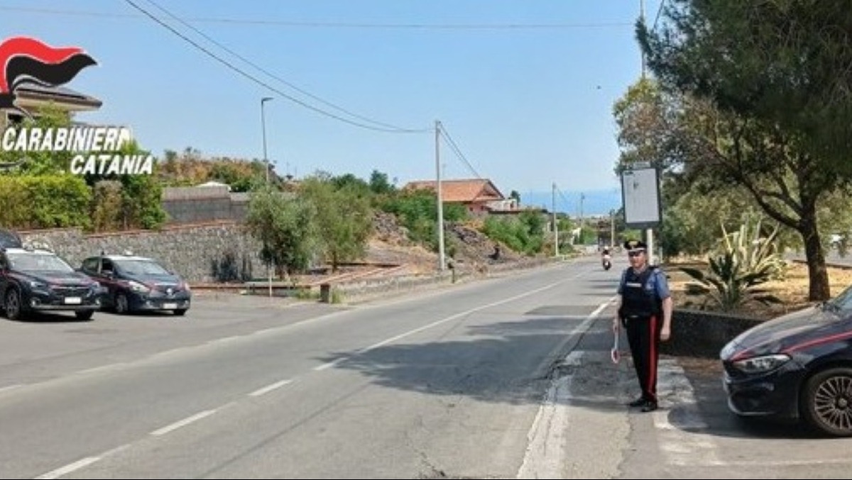 Camporotondo Etneo e San Pietro Clarenza, controlli dei Carabinieri: denunciato un 24enne senza patente e segnalato per droga - 