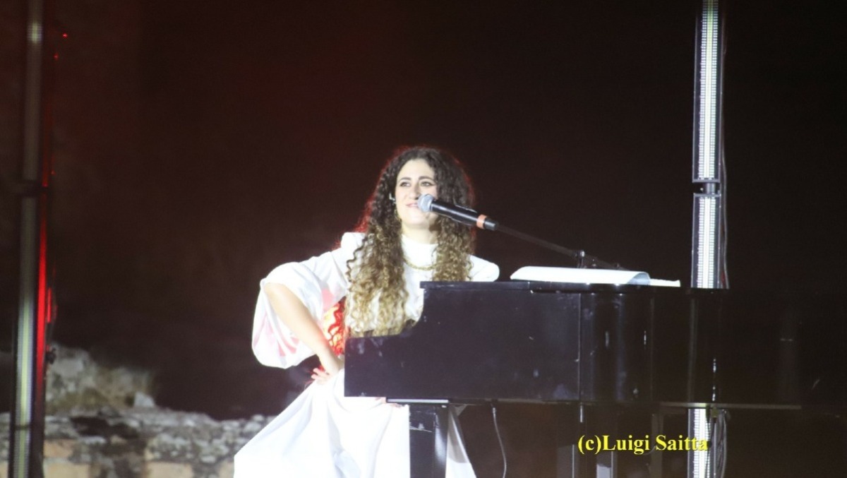Delia incanta Taormina: standing ovation al Teatro Antico per la cantante paternese – LE FOTO