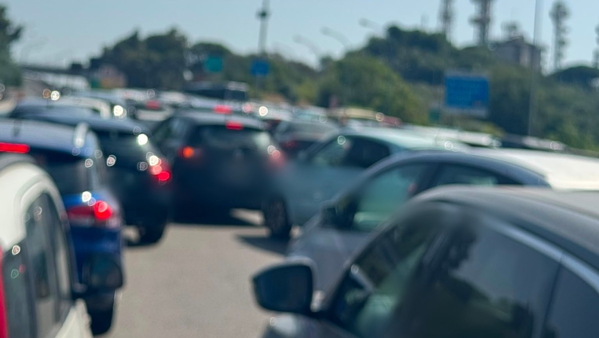 Domenica di traffico sulle strade siciliane: lunghe code su A18 e tangenziale di Catania verso il mare - 