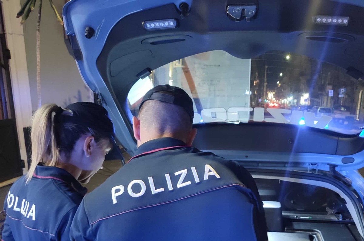 Catania, lo afferra per il collo e gli ruba il cellulare: 23enne arrestato dopo la fuga tra la folla - 