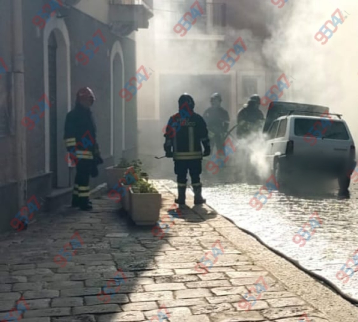 🔴 Ultim'ora – Paternò, auto prende fuoco mentre era in marcia in piazza Santa Barbara - 