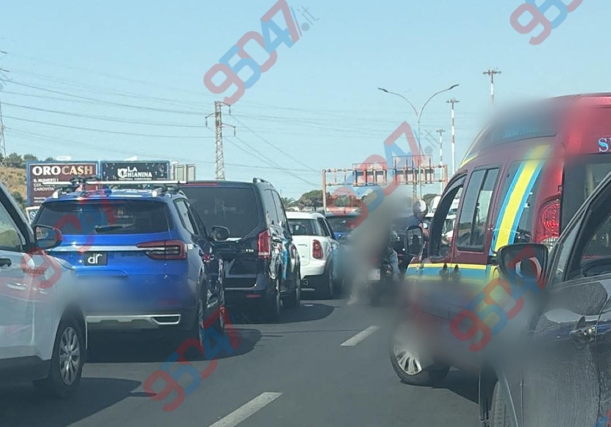 🔴 Ultim'ora – Camion in avaria sulla circonvallazione di Catania: traffico in tilt, ripercussioni anche sulla SS121 - 