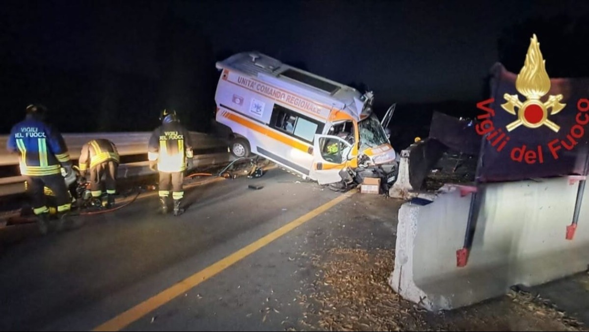 A19 Catania-Palermo, ambulanza esce di strada nella notte tra Dittaino e Mulinello: due feriti - 