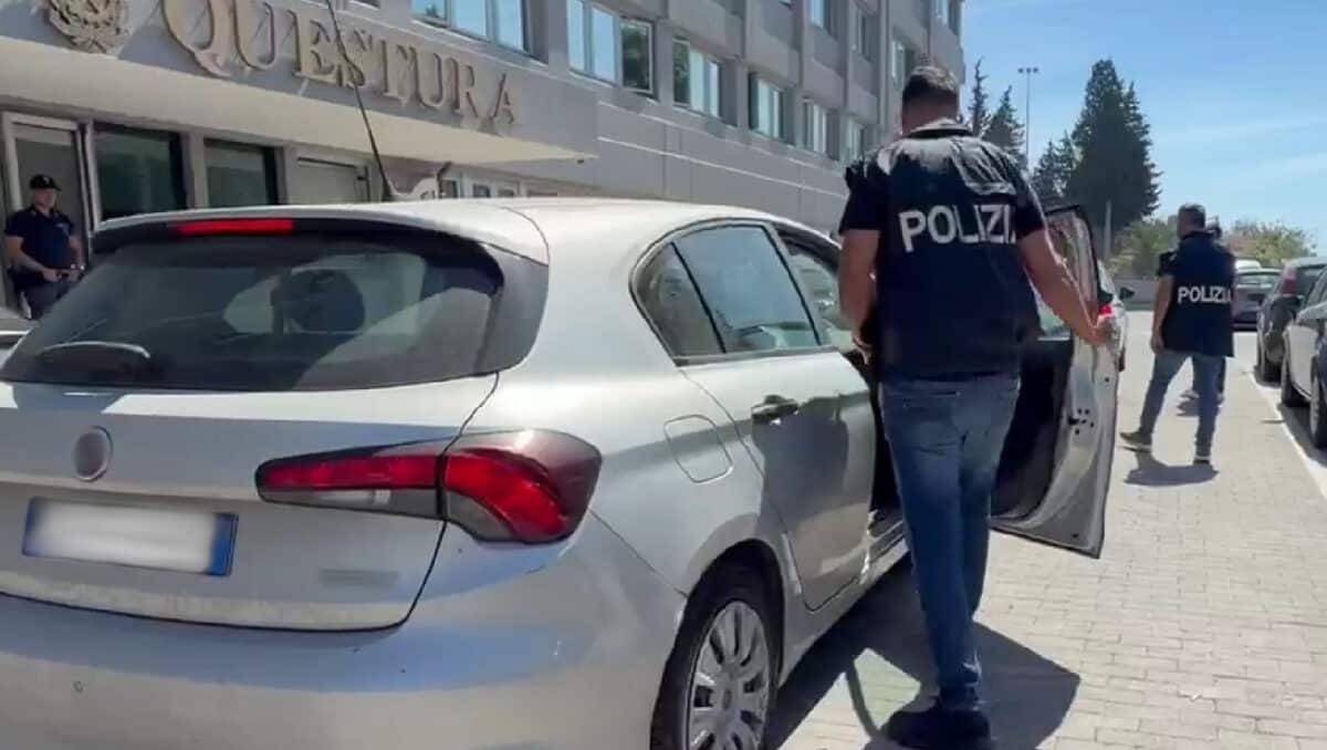 San Giovanni Galermo, scappano dalla Polizia ma restano bloccati in ascensore con cocaina, crack e marijuana: arrestati - 