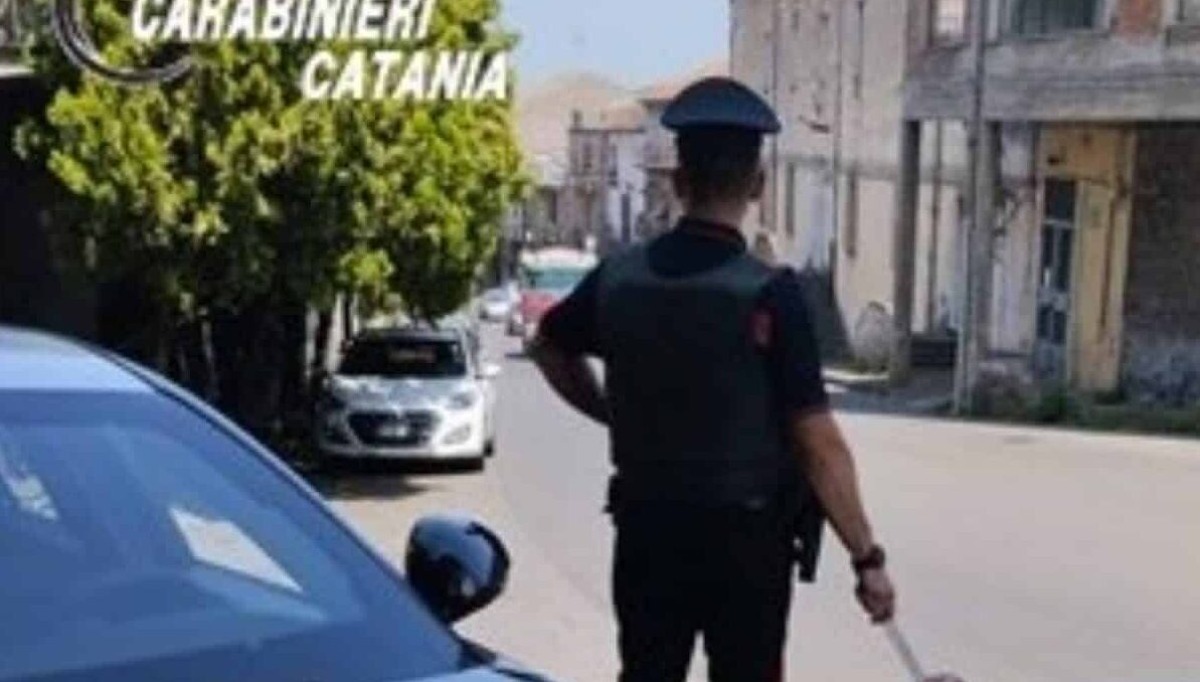 Bronte, fugge dai Carabinieri a folle velocità senza patente: 24enne arrestato dopo la fuga - 