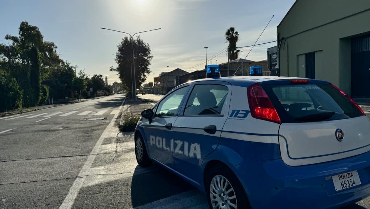 Catania, guida senza patente e sperona due volte la volante della Polizia: arrestato 39enne - 