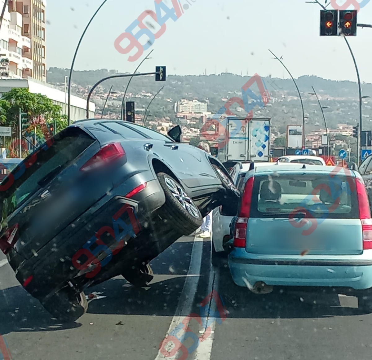 🚨 Catania, spettacolare incidente sul lungomare: SUV resta in equilibrio su due ruote (Copia) - 