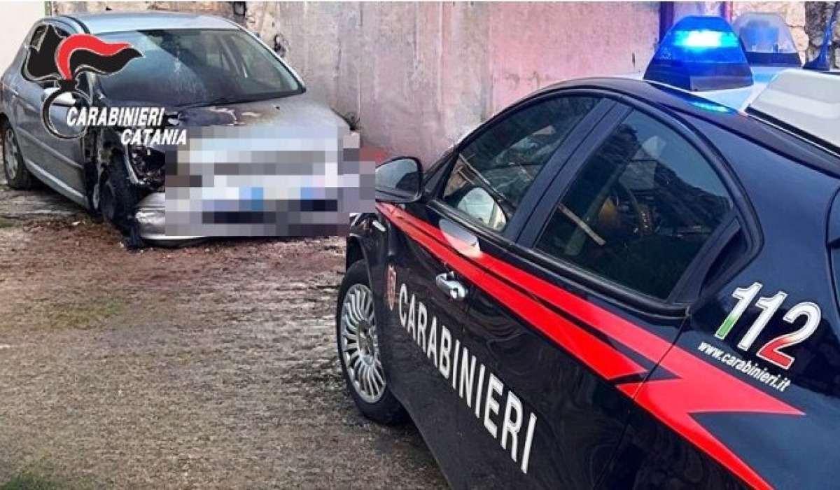 Paternò, minaccia la sorella e incendia la sua auto: le fiamme coinvolgono altre vetture, arrestato 35enne - 
