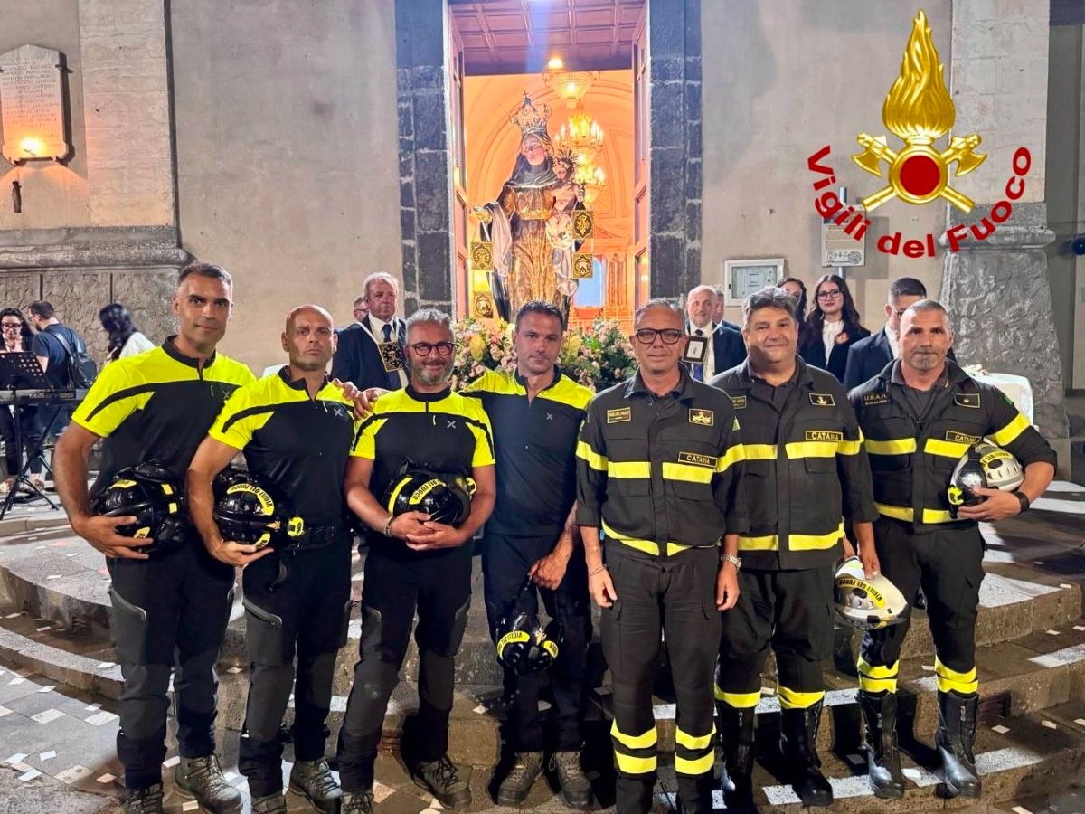 Ragalna, Chiesa Madre inagibile dopo il terremoto: i Vigili del Fuoco recuperano il simulacro della Madonna del Carmelo - 