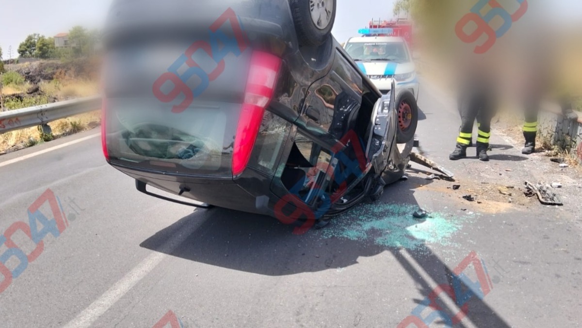 Belpasso, paura sulla SP56/I: Fiat Panda si ribalta, ferita una donna