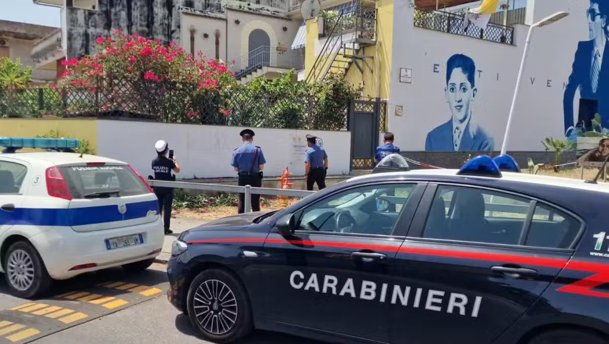 Riposto, imbratta la targa dedicata a Franco Battiato: individuato e denunciato un 30enne - 