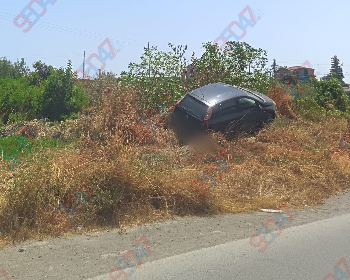 Paternò, auto finisce fuori strada in zona Gianferrante, nessun ferito - 