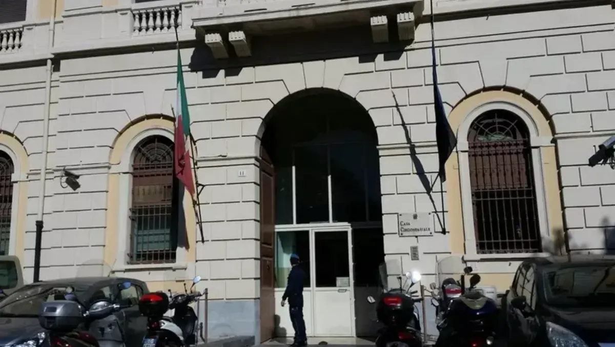 Catania, tensione nel carcere di Piazza Lanza: detenuti avrebbero preso il controllo di due reparti, agenti feriti - 
