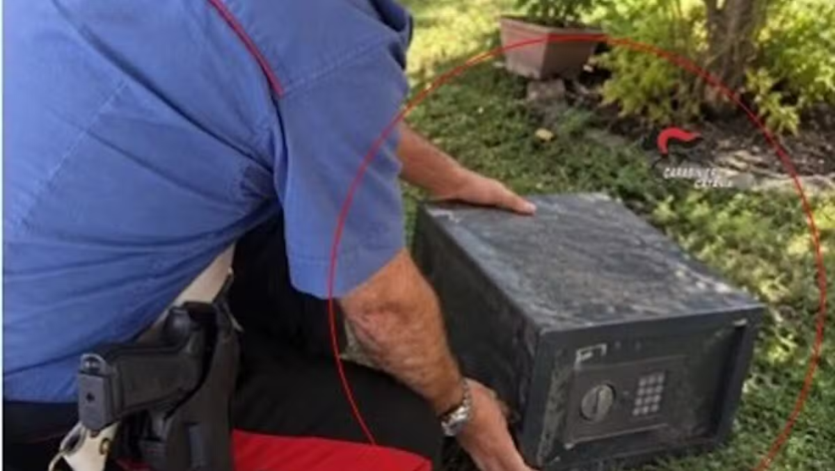 Catania, lancia una cassaforte dal balcone durante il blitz: dentro oltre 1 kg di crack e cocaina, arrestato - 
