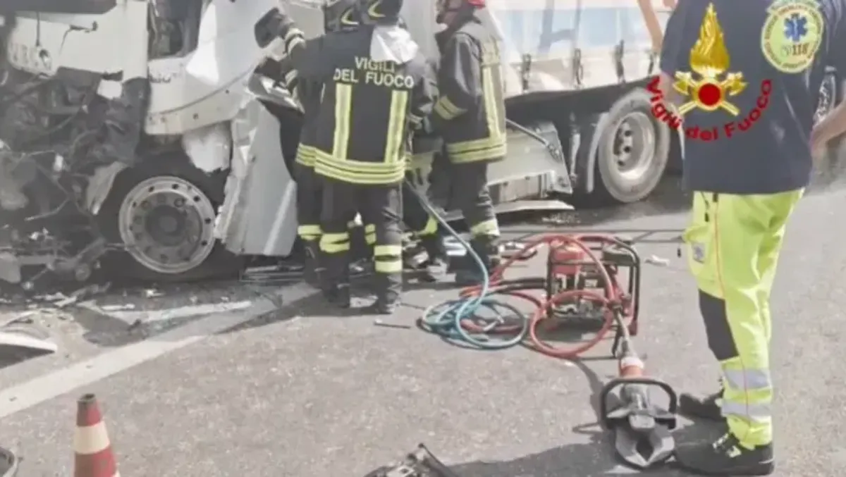 AGGIORNAMENTO – A18, operai soccorrono un camionista e vengono investiti: tre feriti gravi, autostrada riaperta - 