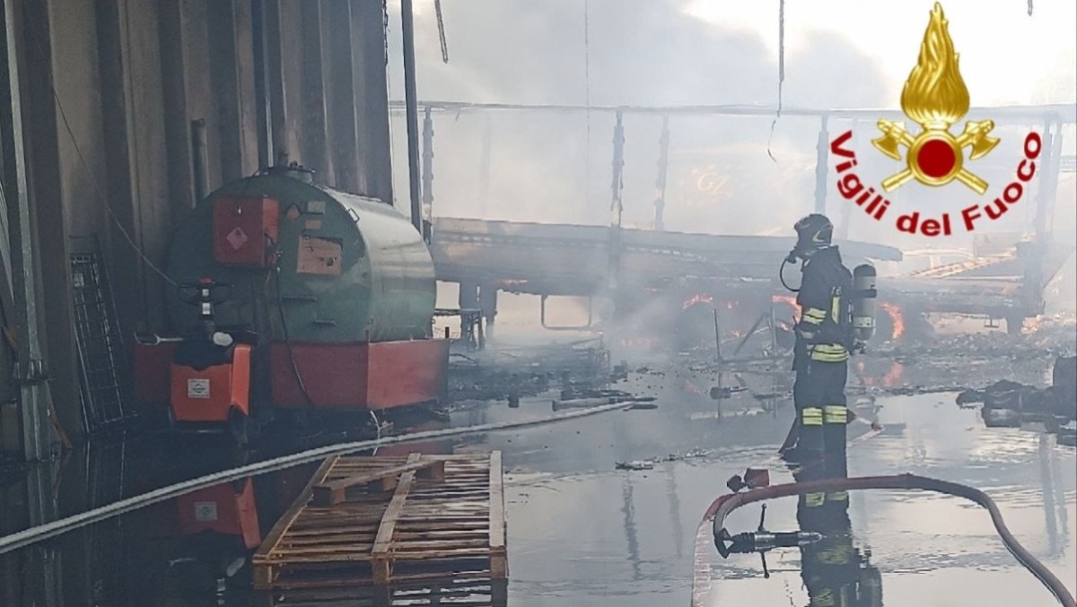 Catania, vasto incendio nella Zona Industriale: brucia un capannone, malori per due Vigili del Fuoco - 