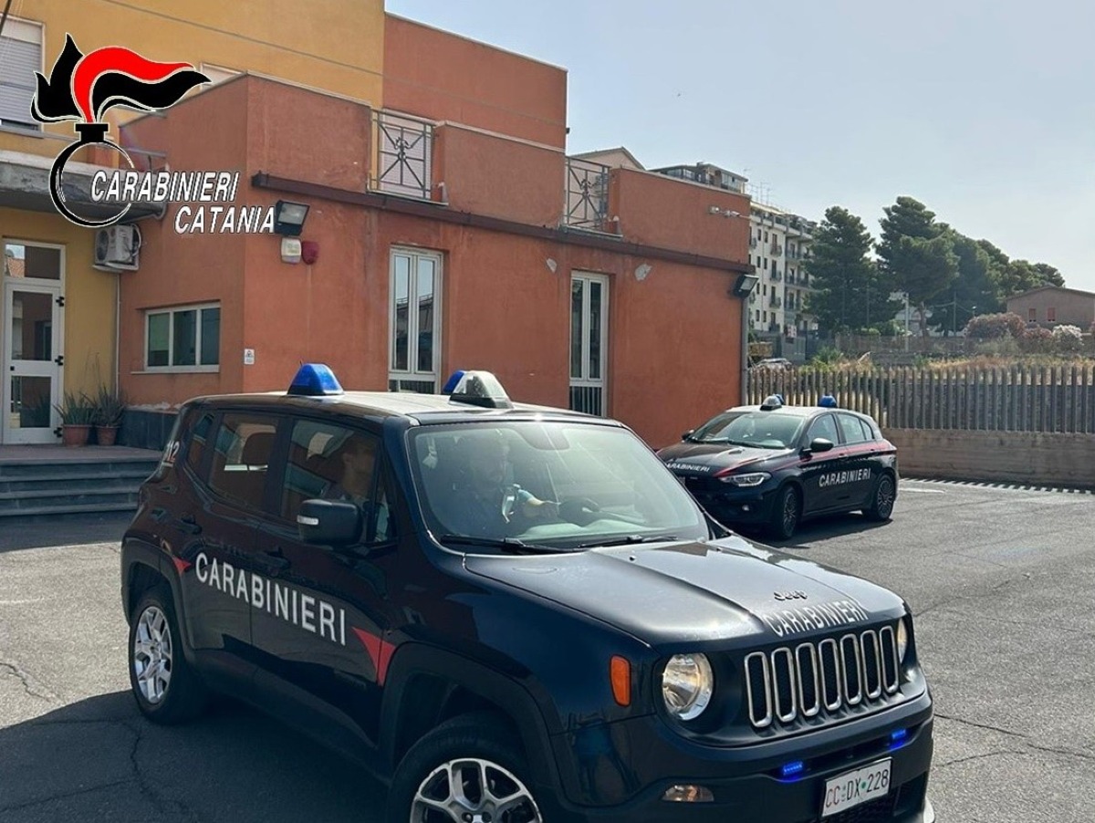 Adrano, gli rubano l'auto: «Paga 7 mila euro per riaverla». Arrestato 22enne - 