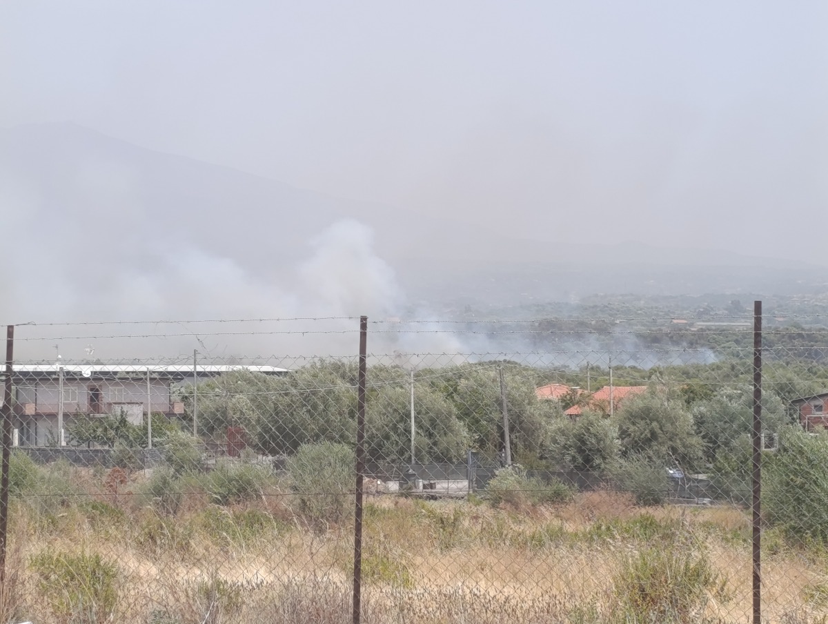 🔴🔴🔴 ULTIM’ORA – Allerta rossa per caldo e incendi: duro lavoro per i Vigili del Fuoco, roghi a Ragalna, Belpasso e Paternò - 