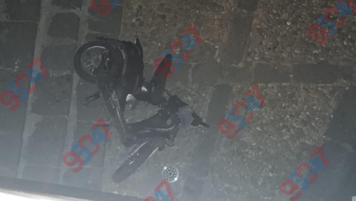 Paternò, follia sulla Scalinata della Matrice: ragazzi lanciano uno scooter giù dai gradini . LE FOTO  - 
