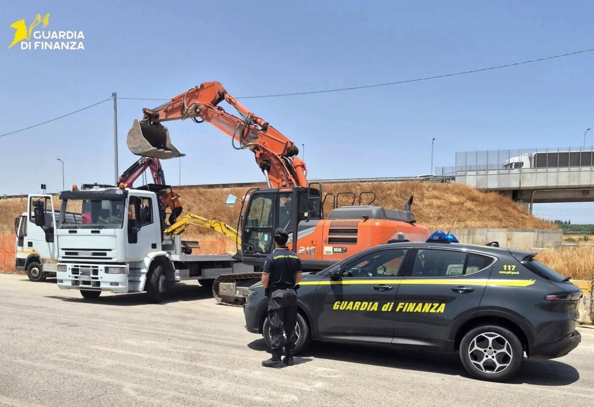 Camion sospetto sulla SS284, la scoperta: dentro escavatori rubati per 80mila euro ad un imprenditore paternese