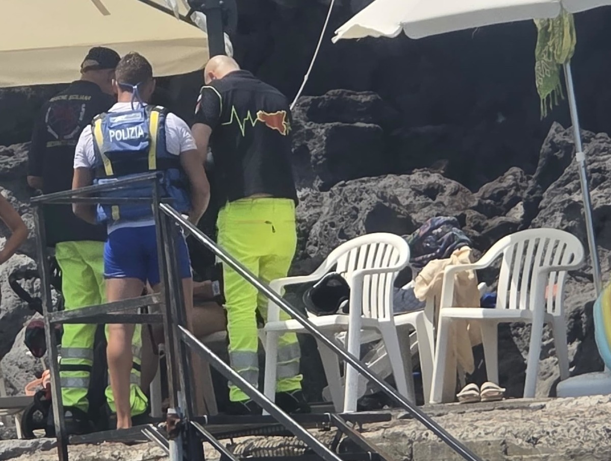 Esce in mare con il materassino per prendere il sole: la corrente la trascina per 3 km, salvata tra gli scogli della Timpa di Acireale - 