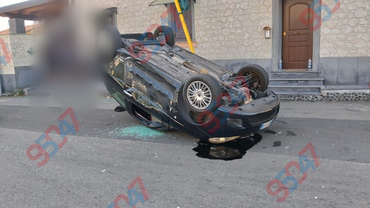 Viagrande, violento scontro tra due auto: una si ribalta, feriti e strada chiusa. IN AGGIORNAMENTO  - 