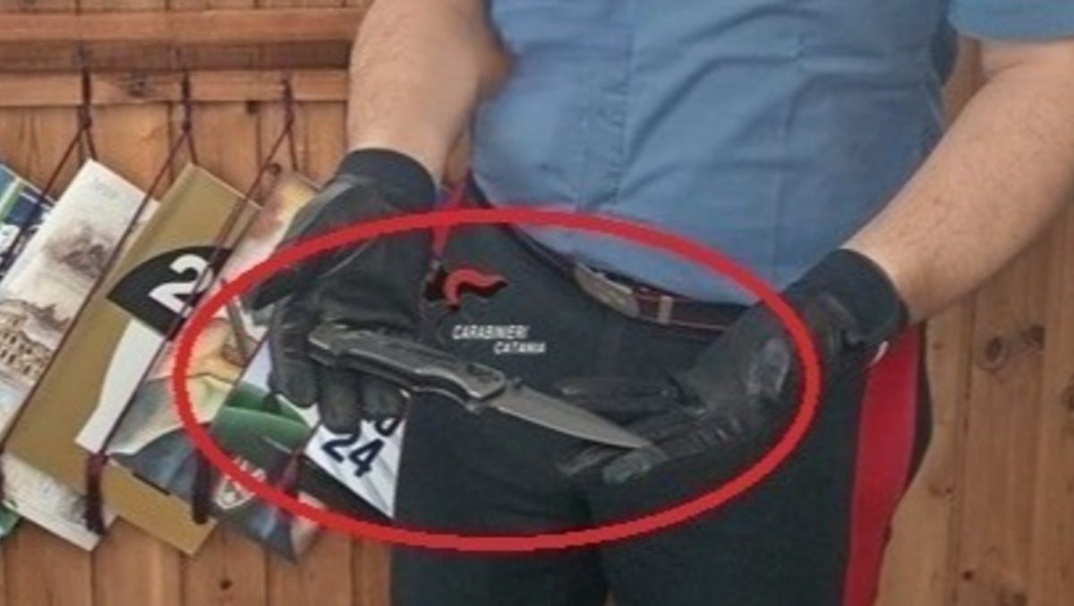 Randazzo, il pallone lo colpisce mentre i ragazzi giocano: lui prende un coltello e lo buca. - 