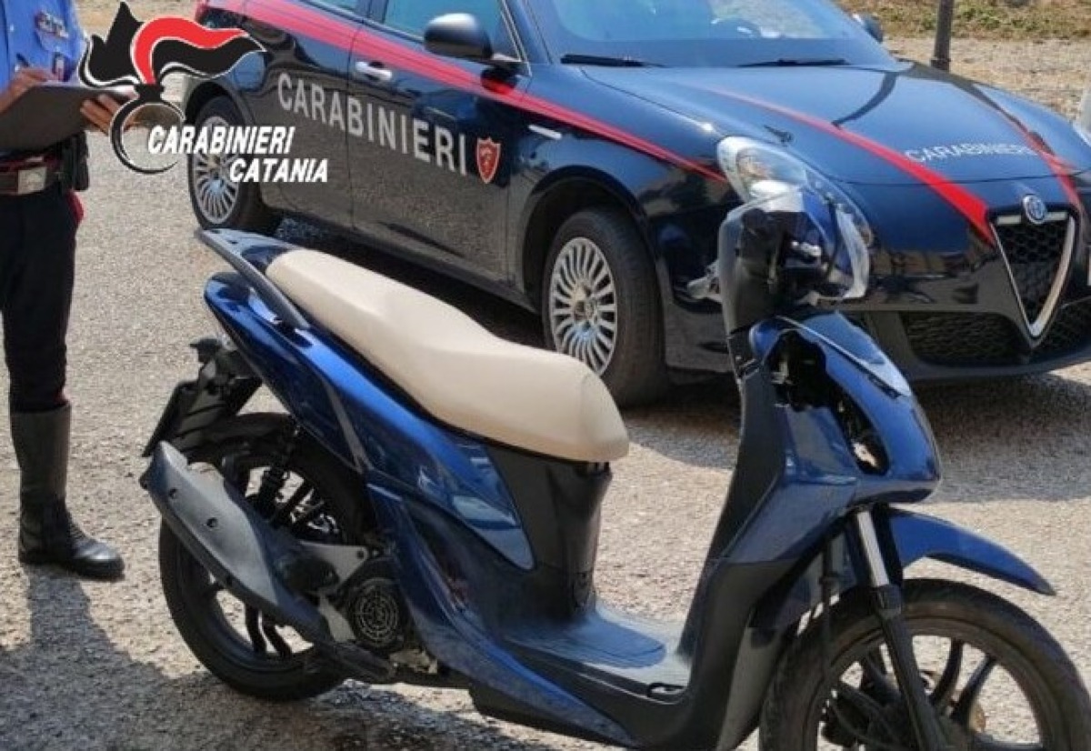 Catania, tenta di accendere lo scooter rubato col cacciavite: i Carabinieri lo osservano e lo bloccano - 
