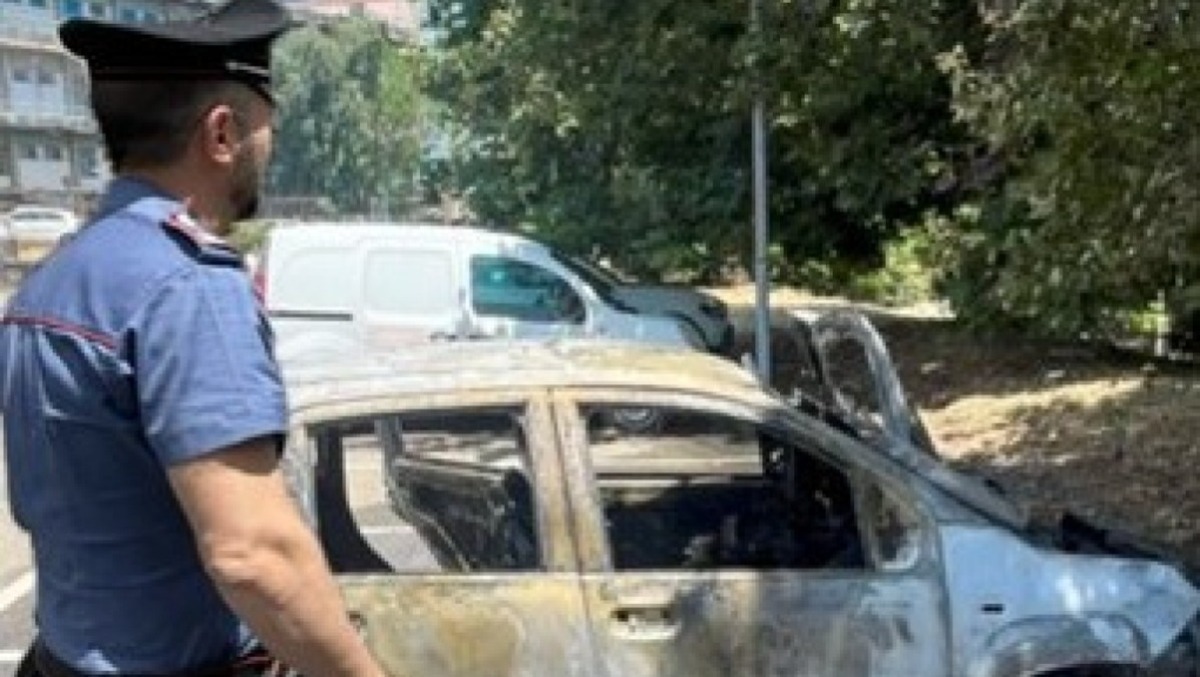 Giarre, appicca incendi vicino all’A18 e all’ospedale: 48enne arrestato dopo la fuga - 