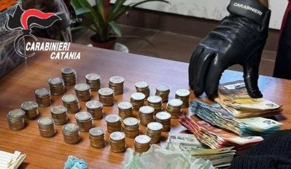 Ramacca e Palagonia, blitz nella notte: scoperto un covo della droga, due arresti, sequestrati stupefacenti, munizioni e banconote false. - 