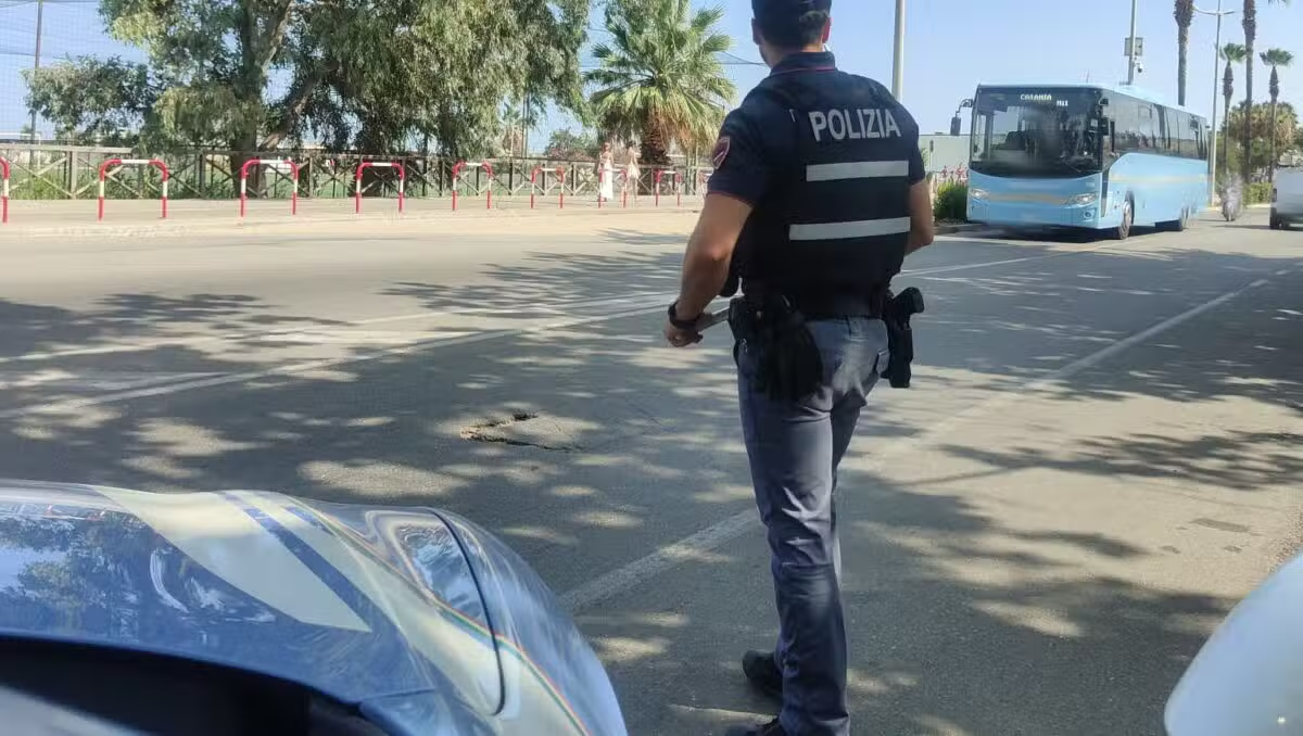 Playa di Catania, ubriaco al volante tenta di disfarsi della cocaina davanti alla Polizia: denunciato un 52enne di Bronte - 