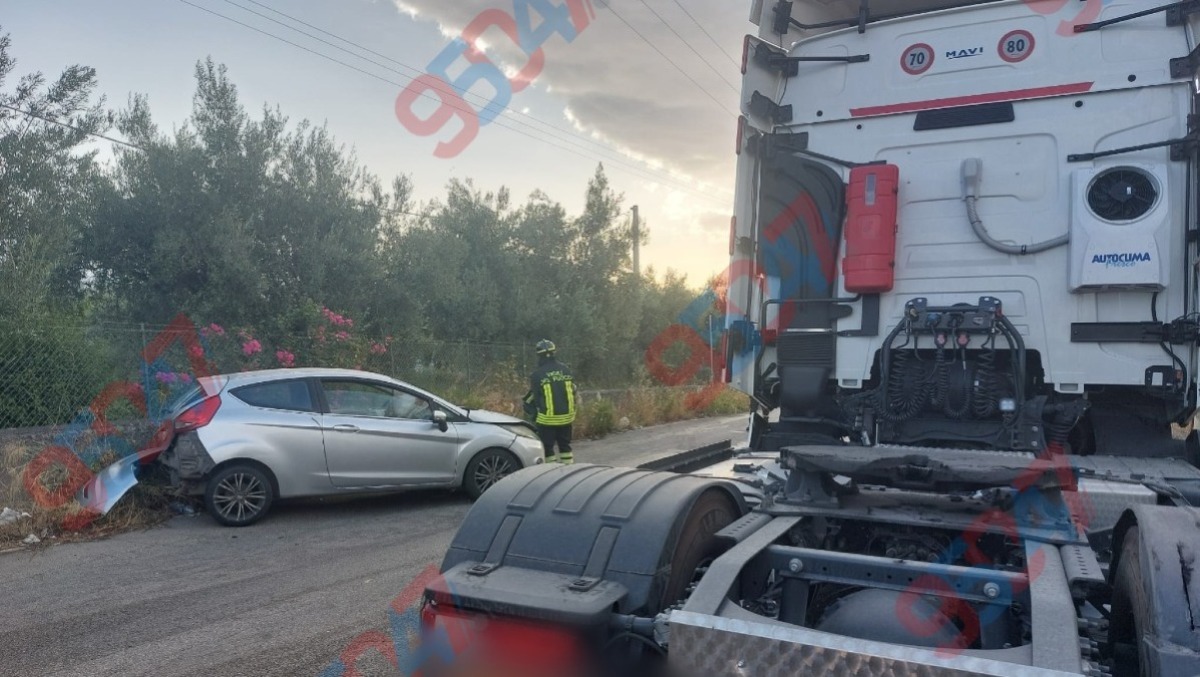 ULTIM’ORA – Belpasso, scontro tra auto e motrice sulla SP15: due feriti, poi un tir contro un palo e strada bloccata - 