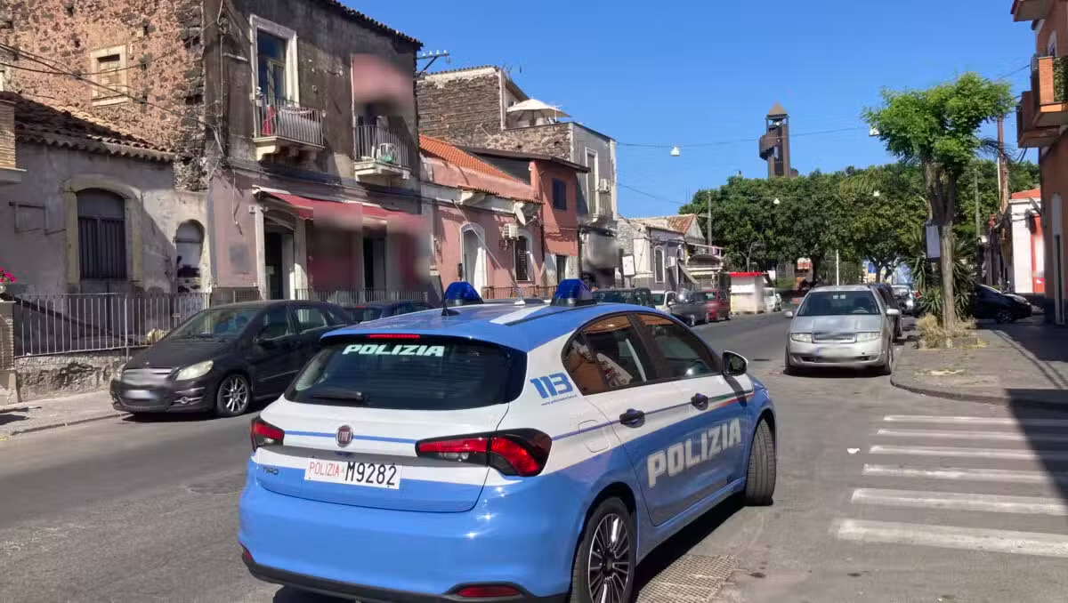 Catania, ai domiciliari esce per il troppo caldo: «In casa non ho l’aria condizionata», denunciato 32enne - 