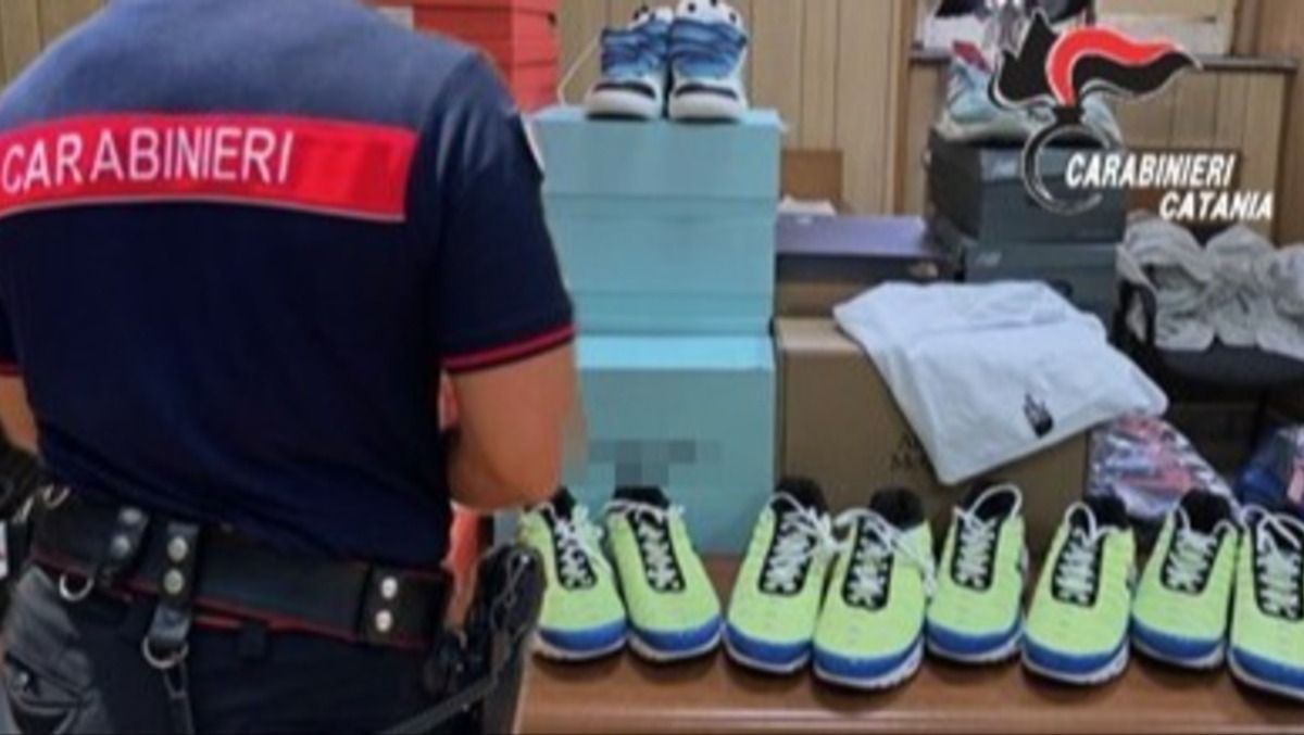 Catania, ai domiciliari ma vendeva online capi delle grandi firme: sequestrati oltre 100 articoli contraffatti - 