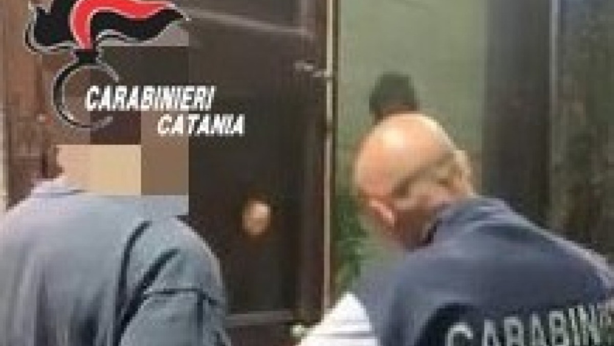 Aci Castello, blitz dei Carabinieri negli hotel: scoperti lavoratori in nero, sospesa un'attività e due denunce - 